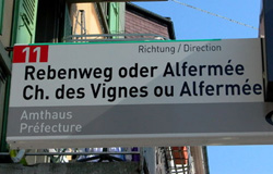 Указатель на автобусной остановке в Берне (на немецком и французском)